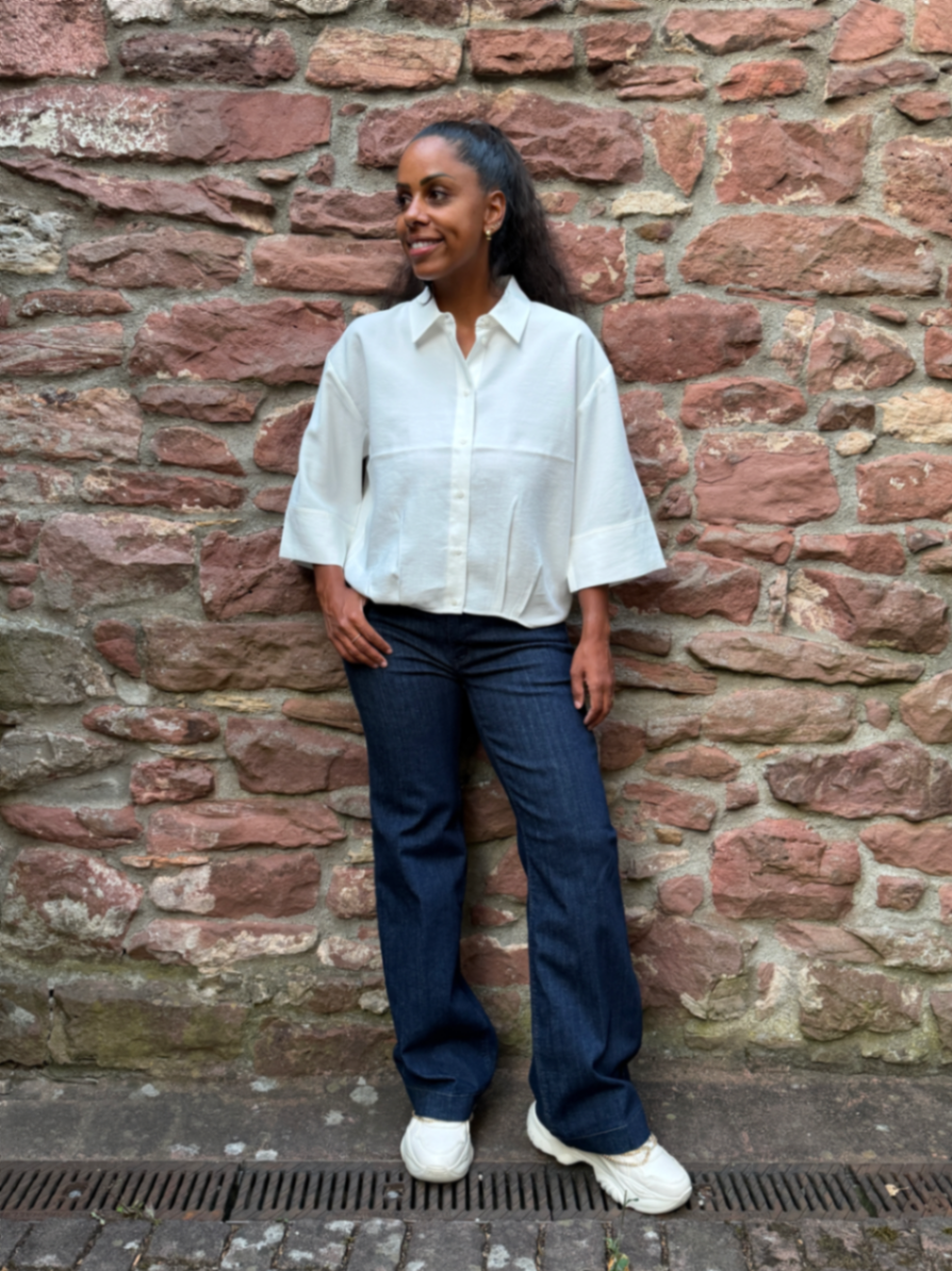 Kontrast-Outfit in Blau-Weiß