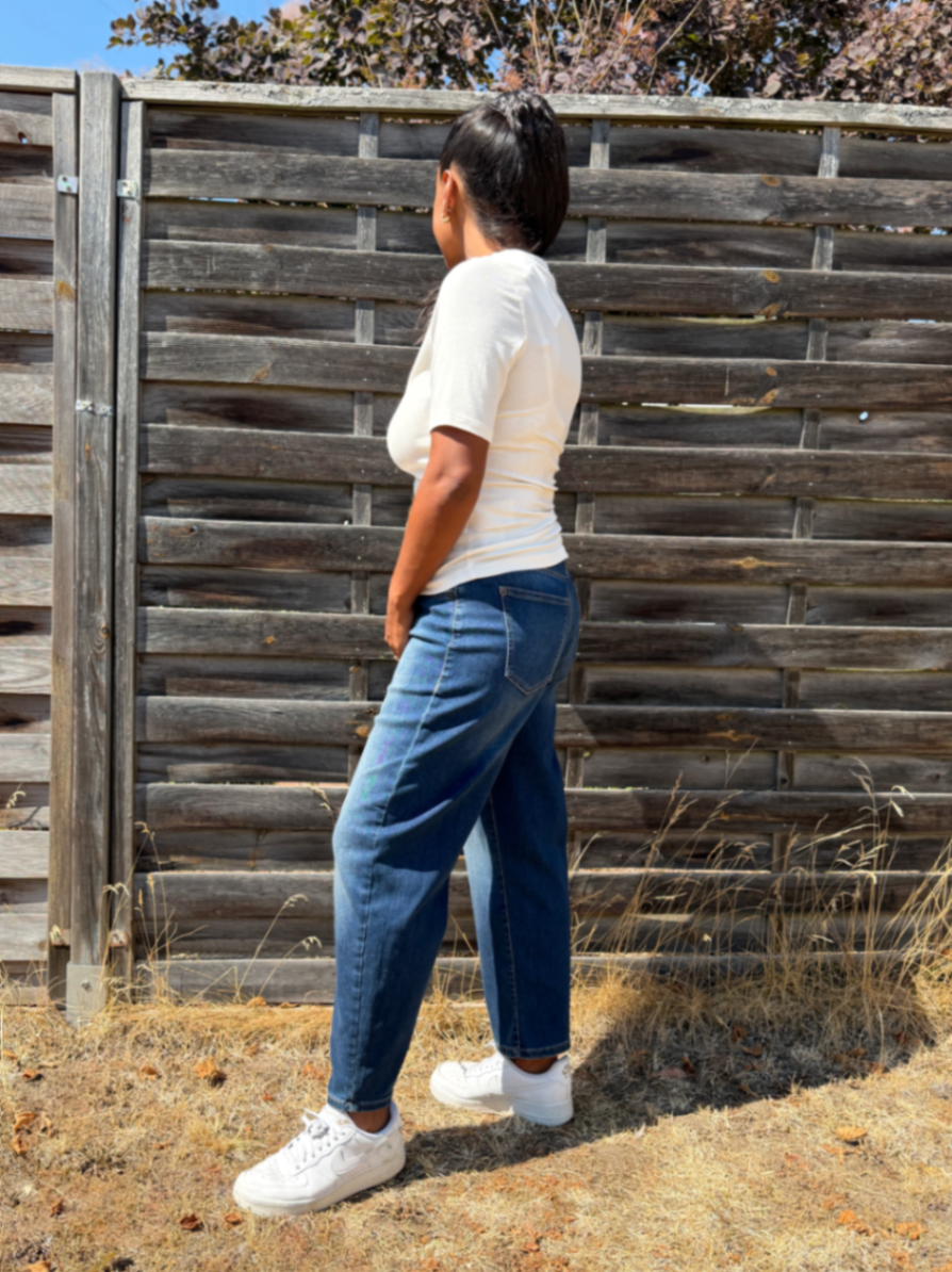 Lässiger Henley & Denim Look